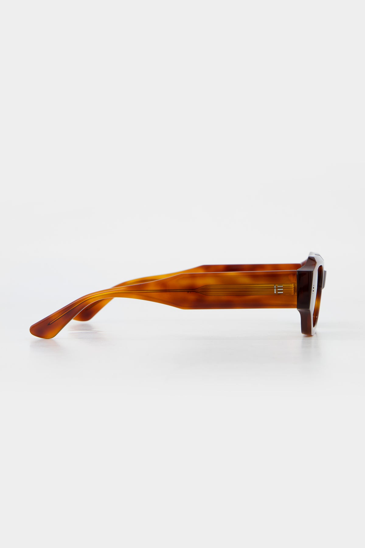 Isle of Eden Blake honey tortoise sunglasses, side profile view showing temple length and hinge detail