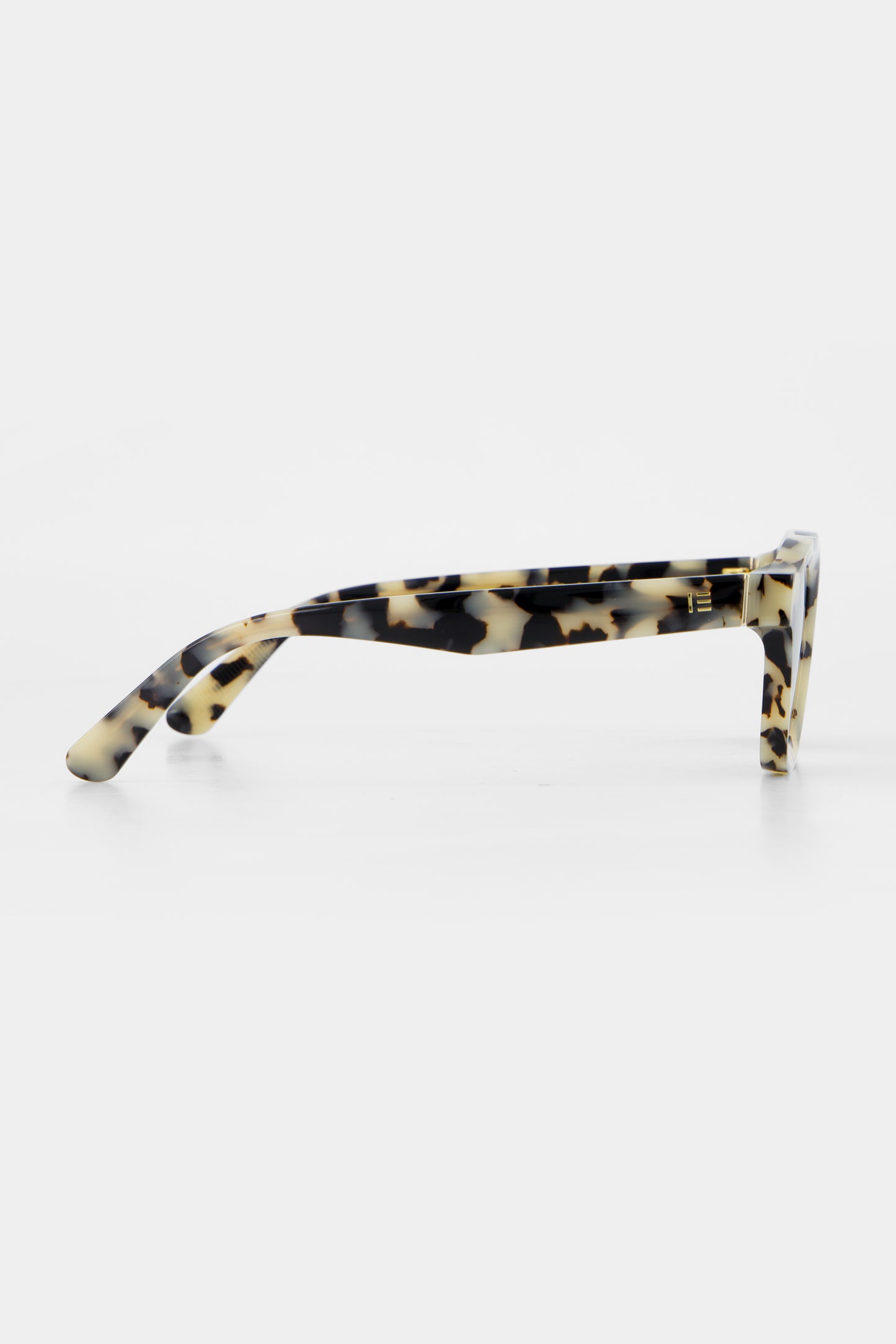 Isle of Eden Harley white tortoise sunglasses, side profile view showing temple length and hinge detail
