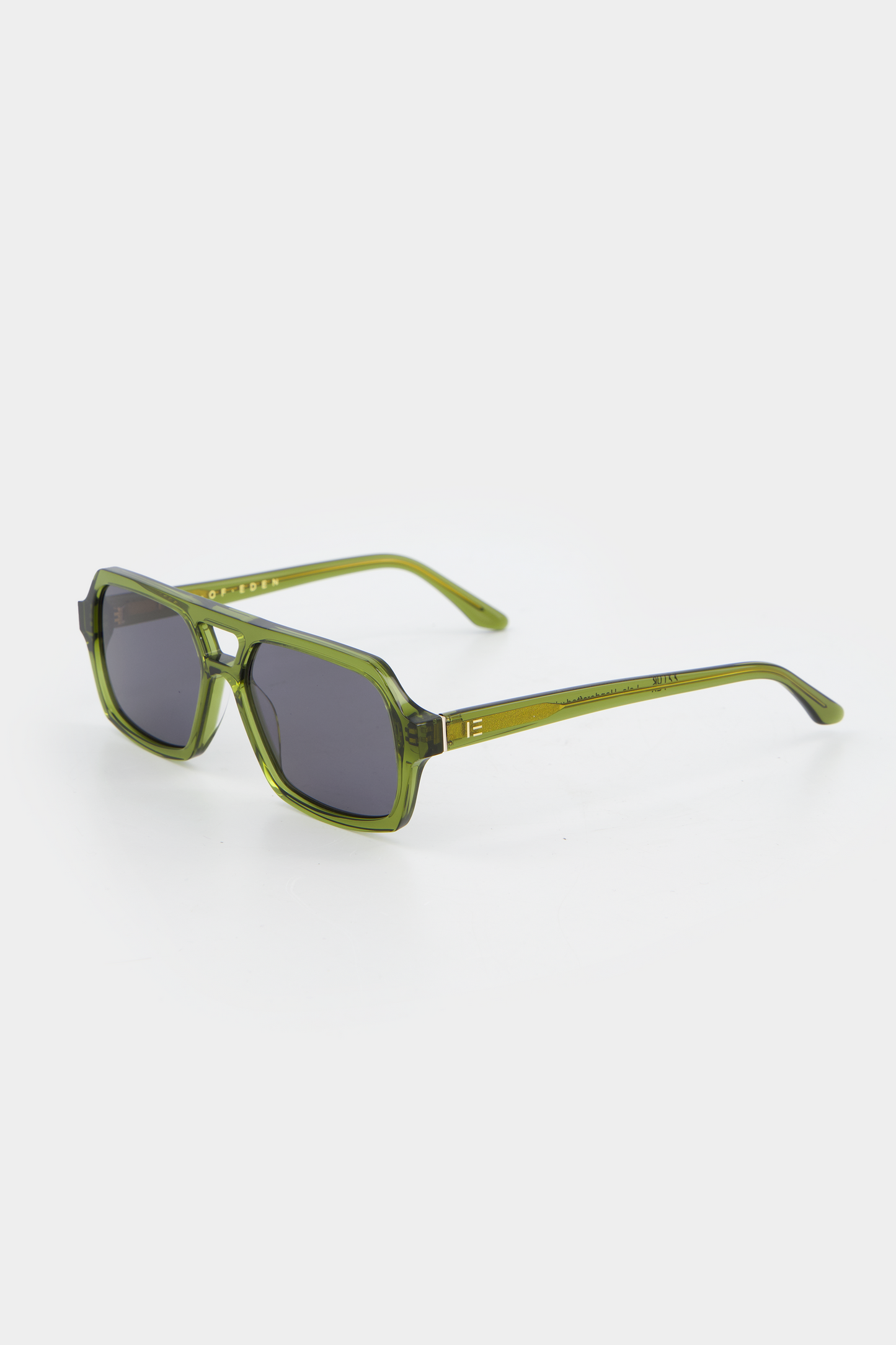 Isle of Eden Lola bottle green sunglasses, three-quarter angle showing aviator frame