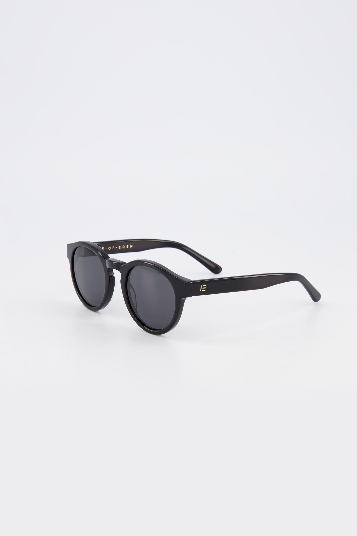 Isle of Eden Eddie black sunglasses, three-quarter angle showing round frame
