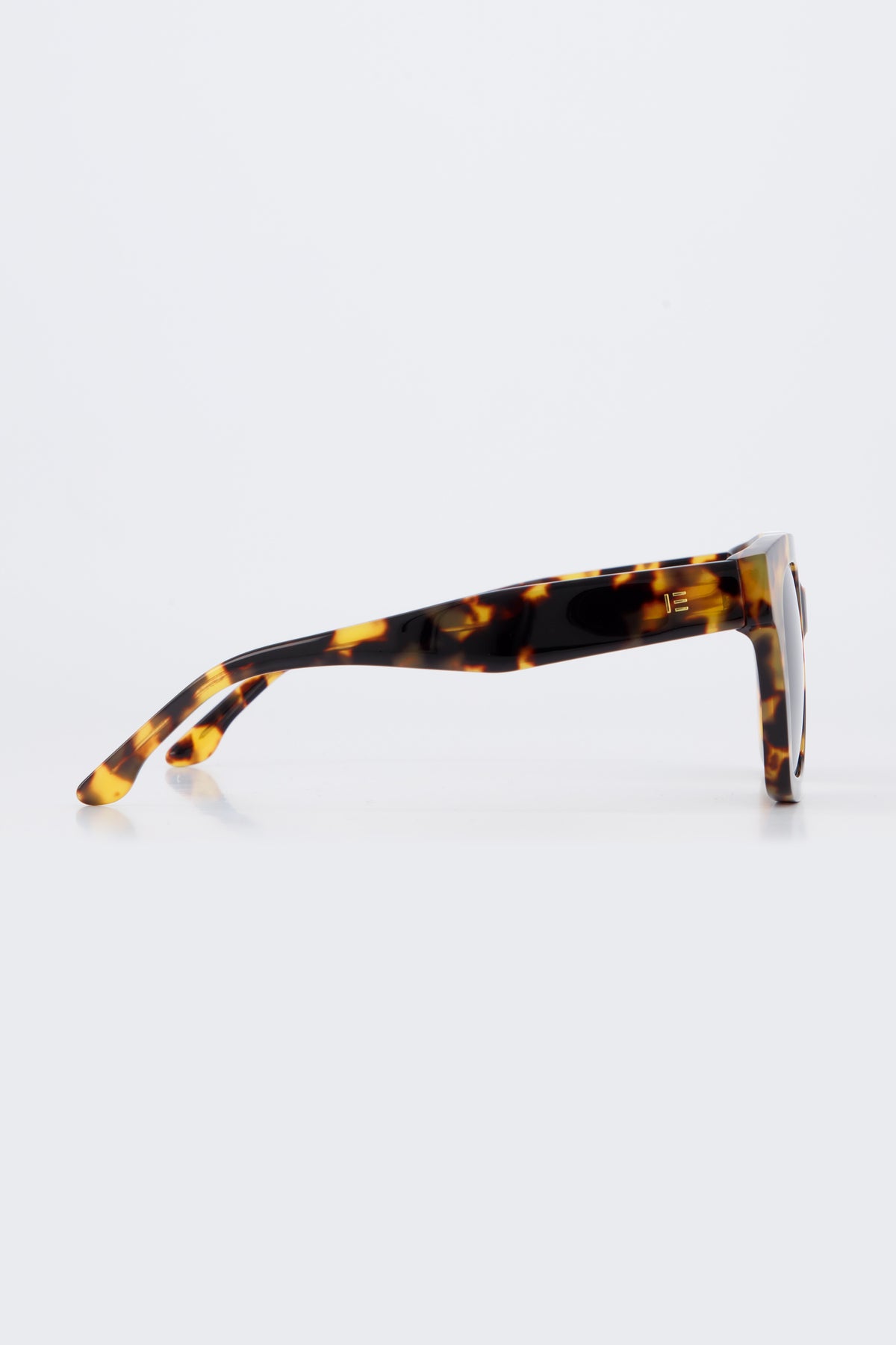 Isle of Eden Maleika tortoise sunglasses, side profile view showing temple length and hinge detail