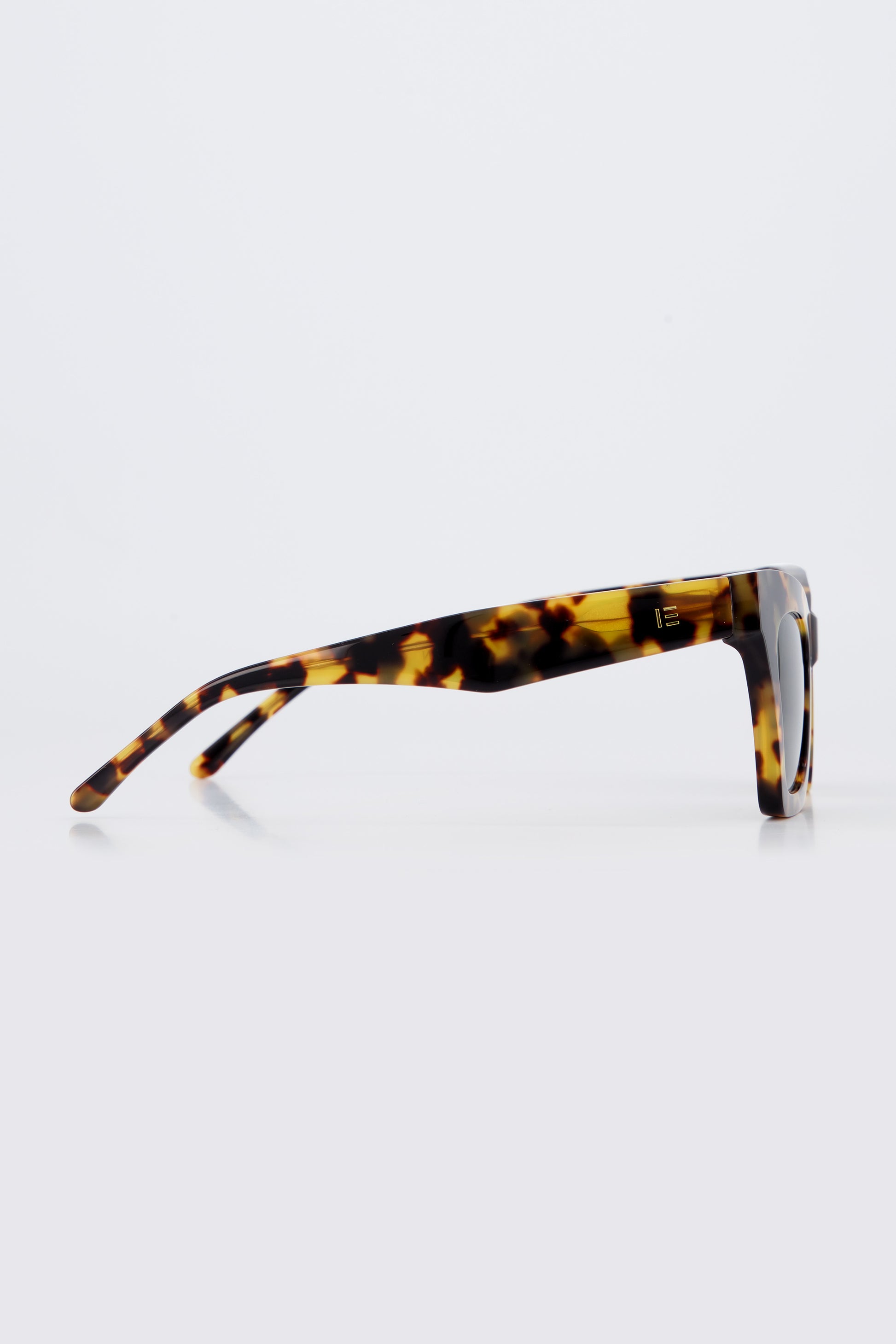 Isle of Eden Sienna tortoise sunglasses, side profile view showing temple length and hinge detail